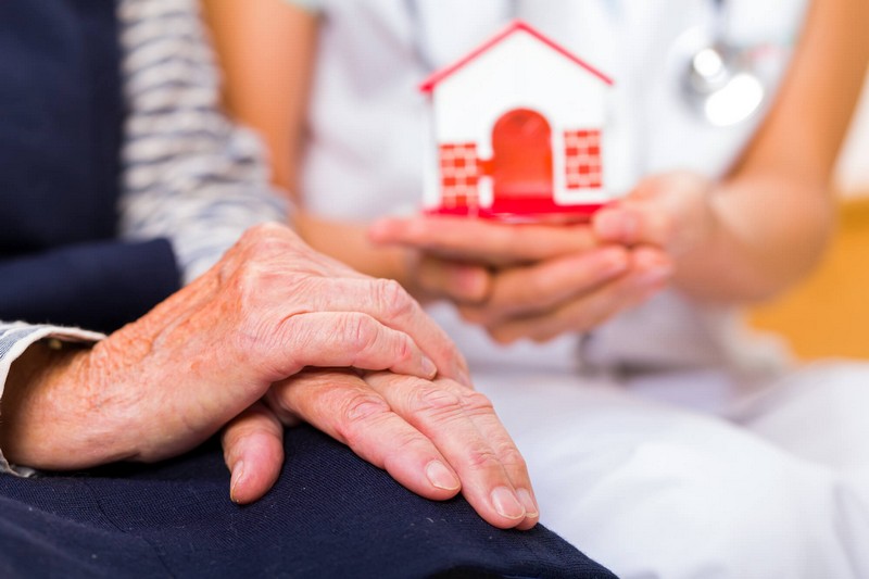 5 dicas econômicas para deixar a casa mais segura para idosos