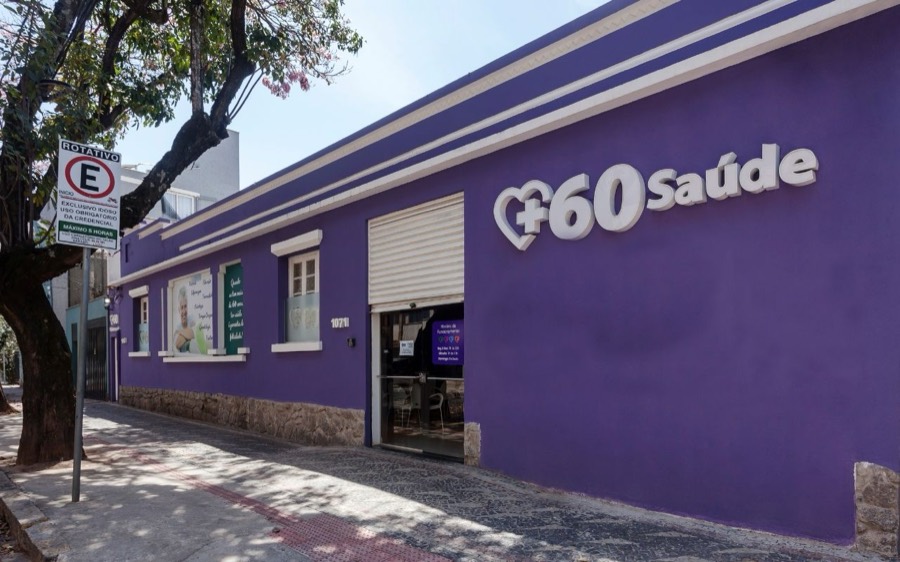 Fachada de uma unidade da Mais60 Saúde em Belo Horizonte